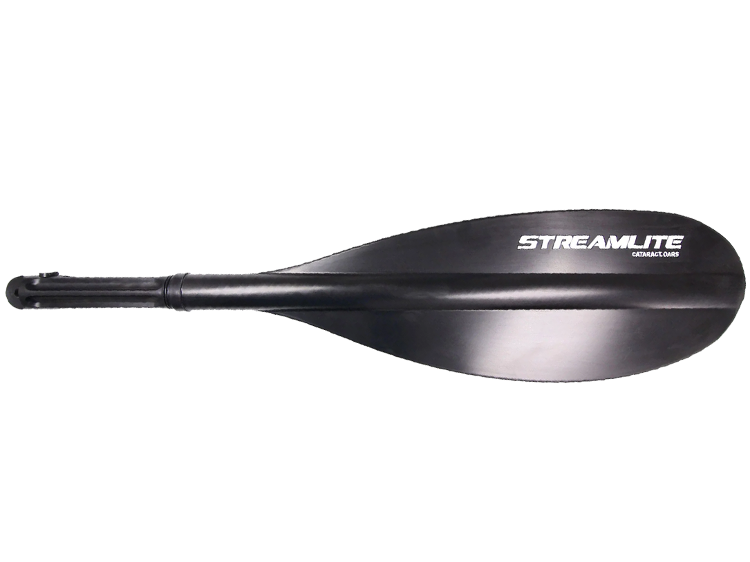 Paddling oar with black blade and dark shaft, STREAMLITE branding on blade